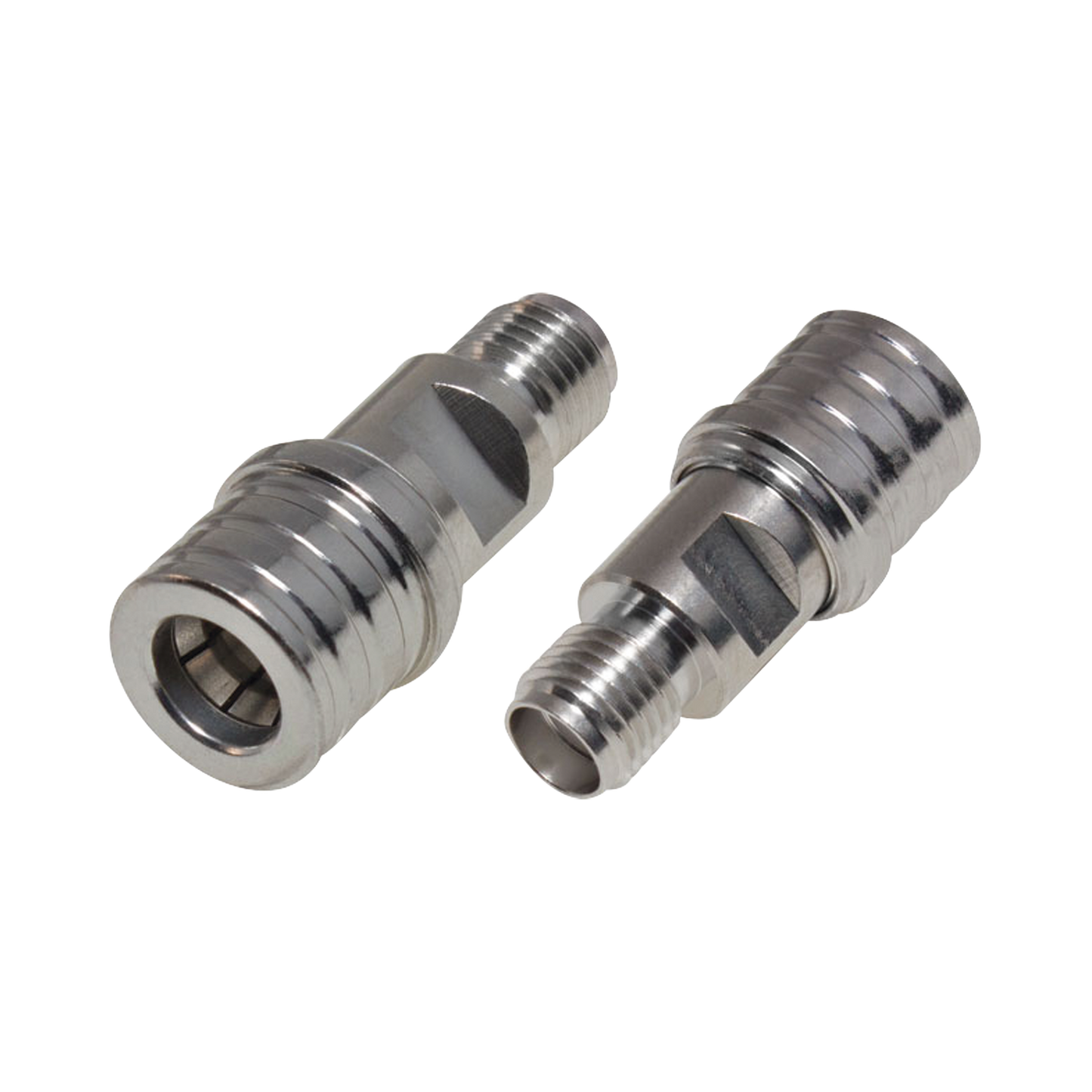 Adaptador en LÃnea de Bajo PIM, de Conector QMA (Quick Mate) Macho a SMA Hembra, Bronce Blanco/ Oro/ Teflón.