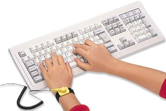 410144 Pulsera antiestática; Esencial para protección contra estática mientras se trabaja en una PC; Cable de 1.8 m.