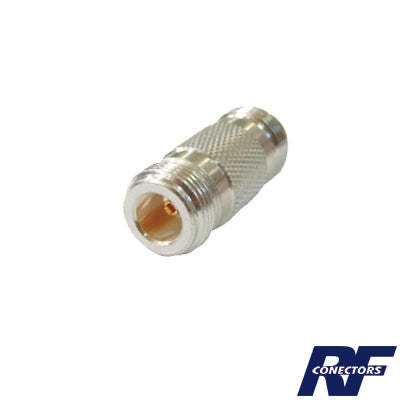 Adaptador Barril en Linea para 50 Ohm, de Conector N Hembra a N Hembra, Plata/ Oro/ TeflÃ³n.