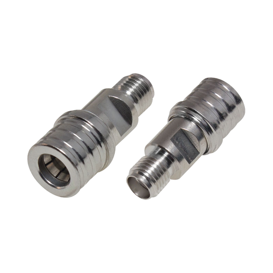 Adaptador en LÃ­nea de Bajo PIM, de Conector QMA (Quick Mate) Macho a SMA Hembra, Bronce Blanco/ Oro/ TeflÃ³n.